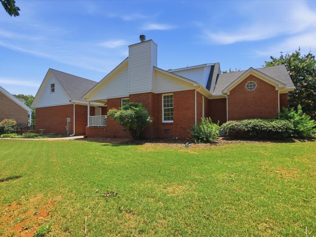 4 Derby Dr, Fayetteville, TN 37334
