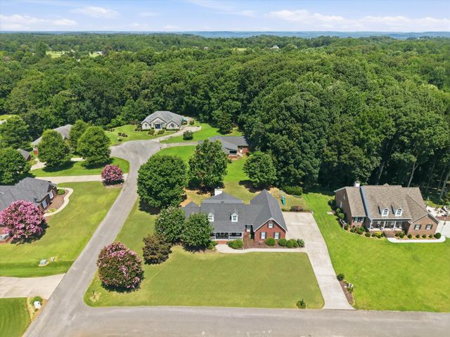 4 Derby Dr, Fayetteville, TN 37334
