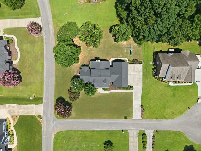 4 Derby Dr, Fayetteville, TN 37334