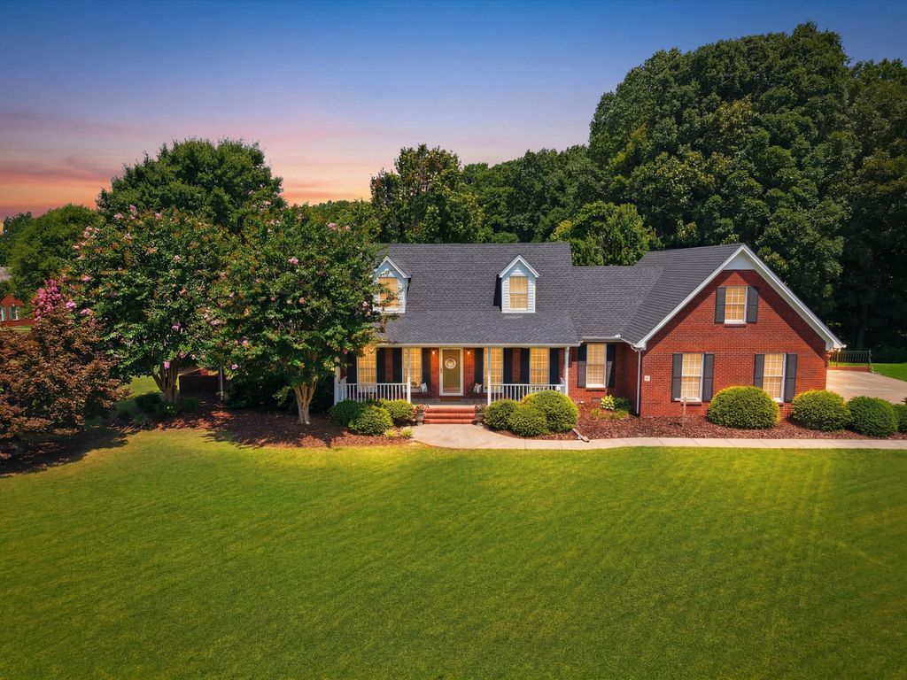 4 Derby Dr, Fayetteville, TN 37334