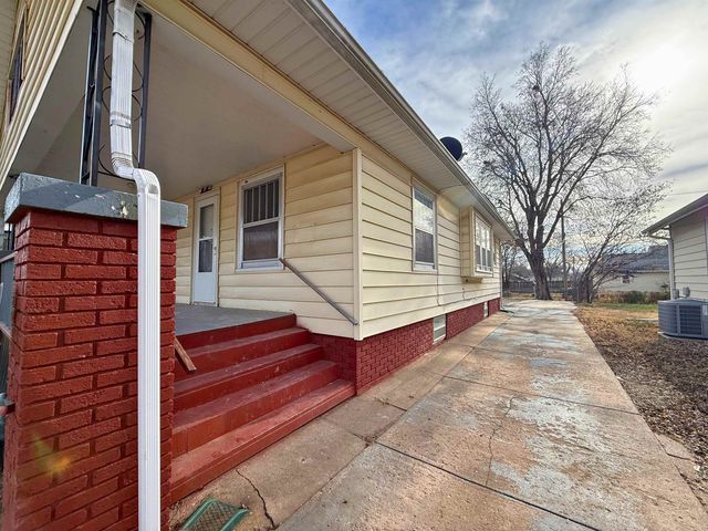 904 E Ash St, Salina, KS 67401