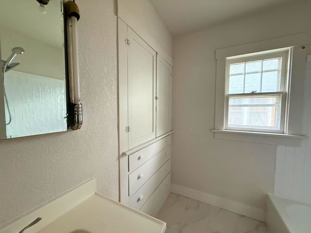 904 E Ash St, Salina, KS 67401