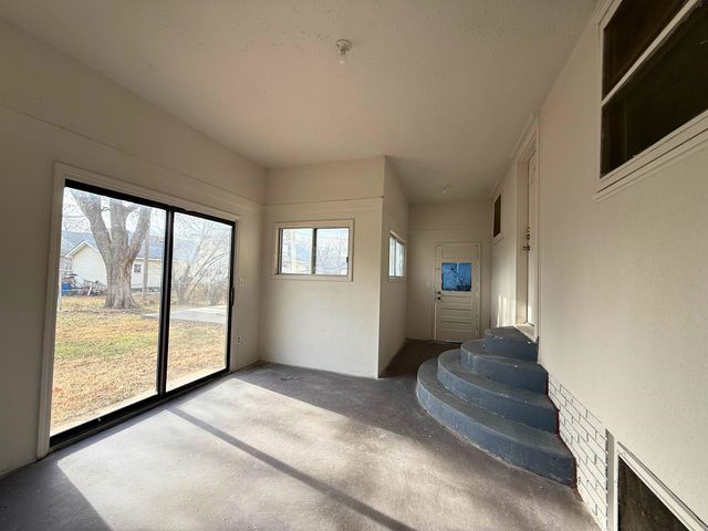 904 E Ash St, Salina, KS 67401