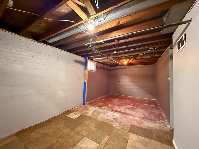 904 E Ash St, Salina, KS 67401