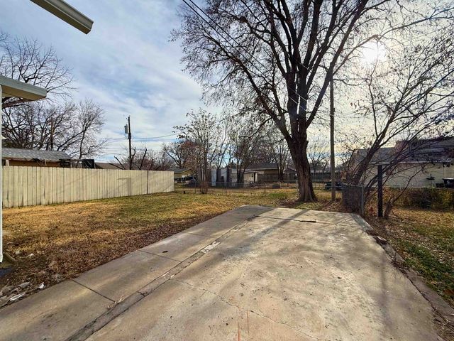 904 E Ash St, Salina, KS 67401