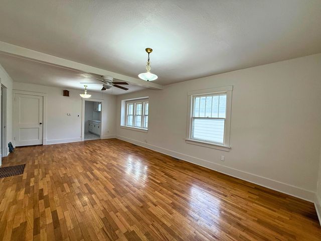 904 E Ash St, Salina, KS 67401