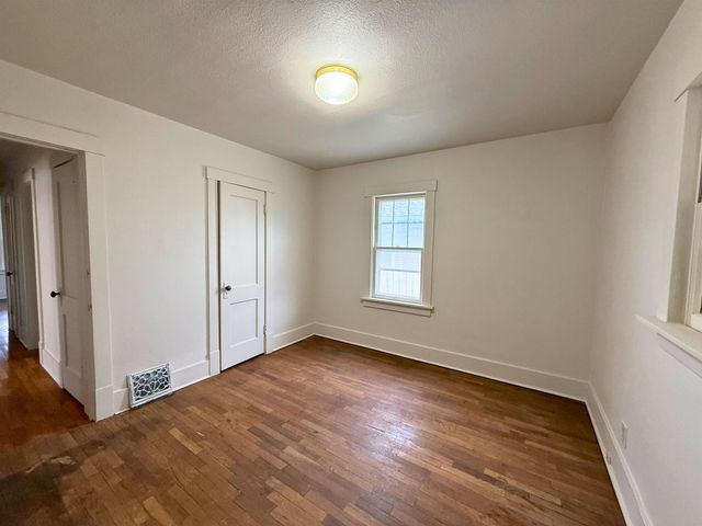 904 E Ash St, Salina, KS 67401