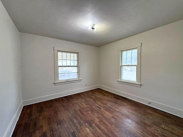 904 E Ash St, Salina, KS 67401