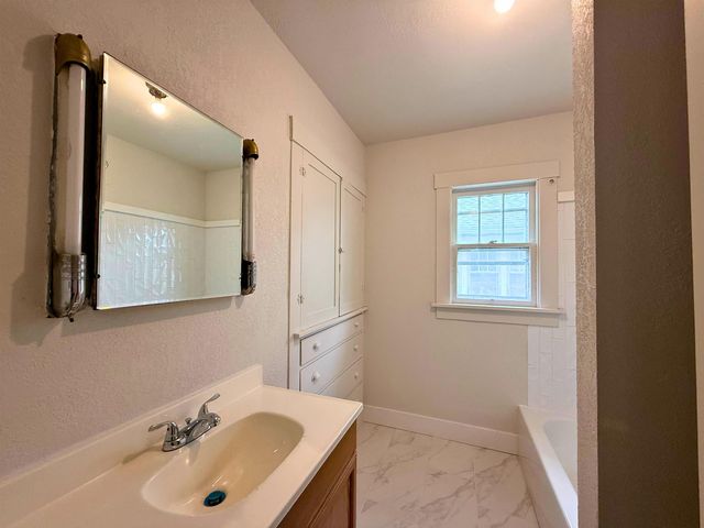 904 E Ash St, Salina, KS 67401