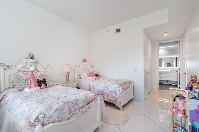 1100 Biscayne Blvd 5702, Miami, FL 33132