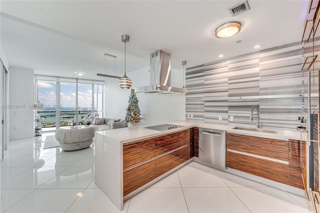 1100 Biscayne Blvd 5702, Miami, FL 33132