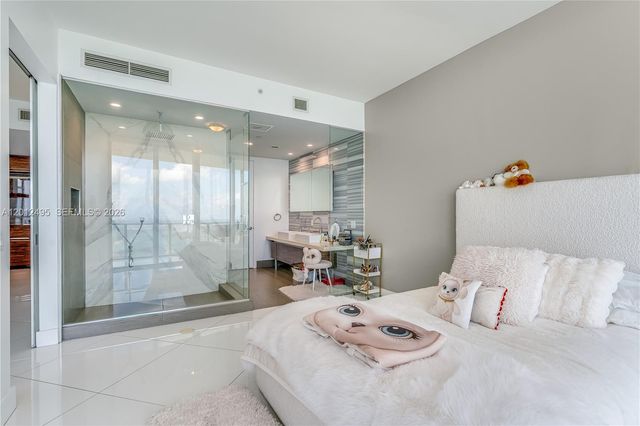 1100 Biscayne Blvd 5702, Miami, FL 33132