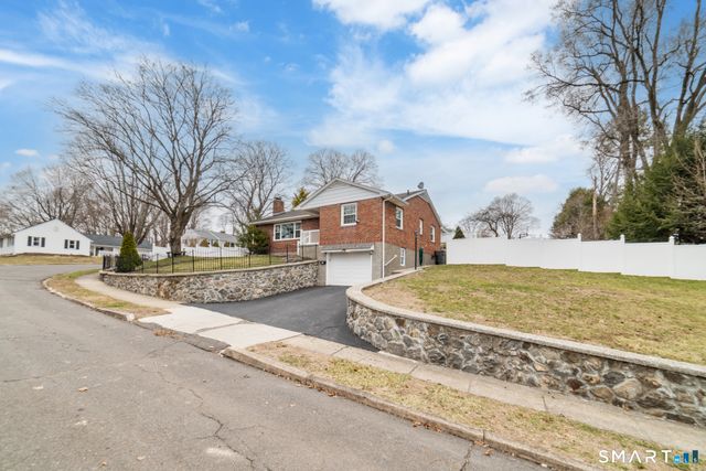 61 Clearview Circle, Naugatuck, CT 06770