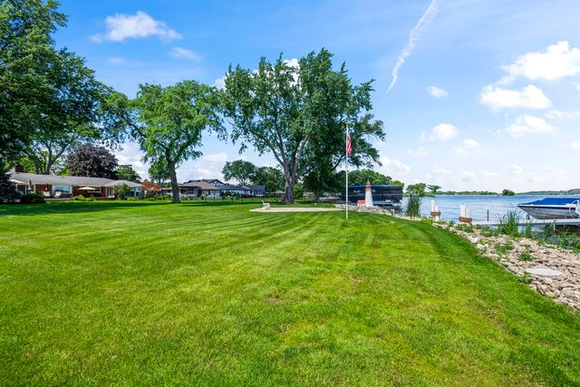 905 River Terrace Drive, Johnsburg, IL 60051