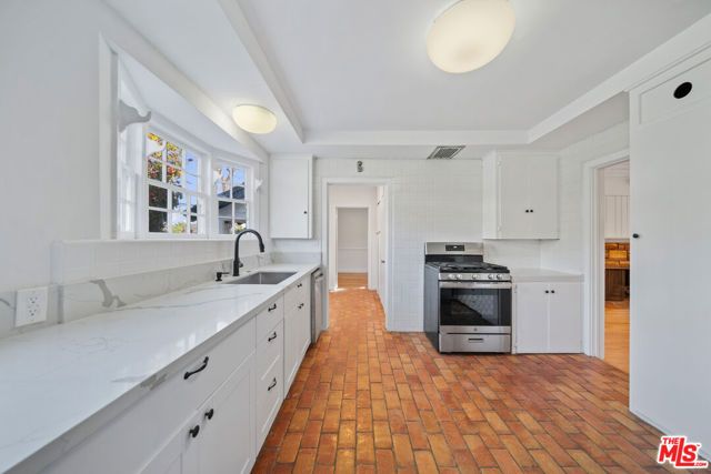 109 Homewood Road, Los Angeles, CA 90049