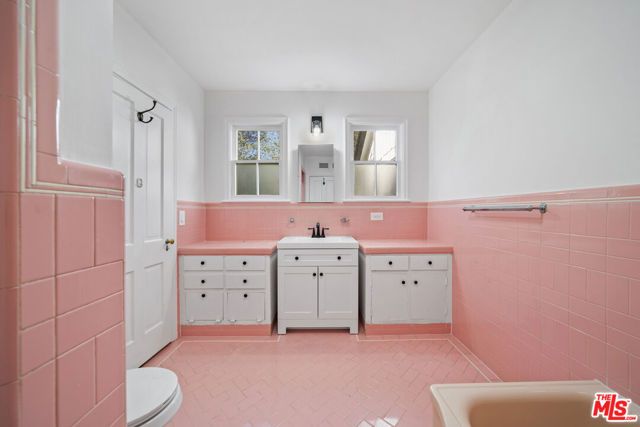 109 Homewood Road, Los Angeles, CA 90049