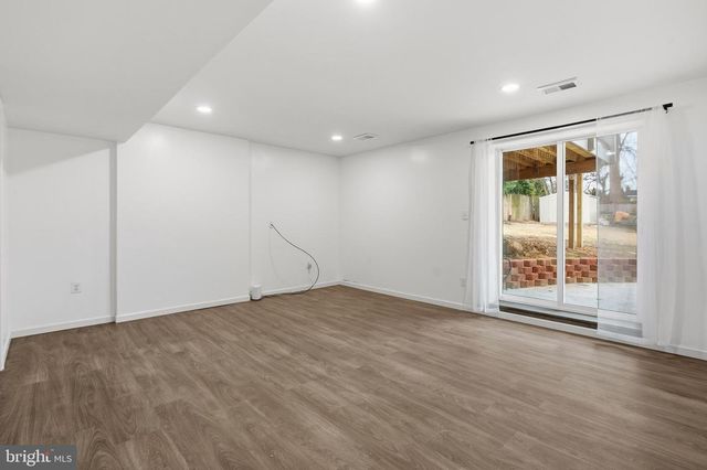 2146 WOODFORD RD, Vienna, VA 22182