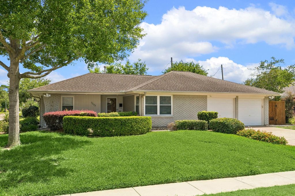 2202 Lazybrook Drive, Houston, TX 77008