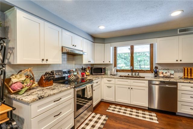 5269 Woodview Avenue, Louisville, OH 44641