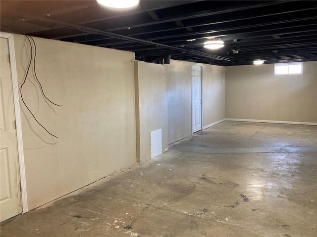 102 N 8th Avenue, Vinton, IA 52349