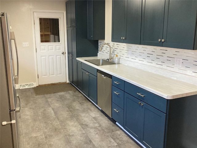 102 N 8th Avenue, Vinton, IA 52349