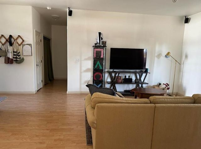 5718 E Burns Avenue, Fresno, CA 93727