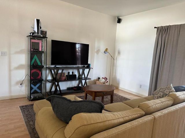 5718 E Burns Avenue, Fresno, CA 93727