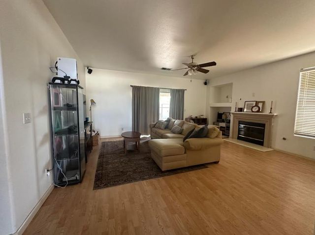 5718 E Burns Avenue, Fresno, CA 93727