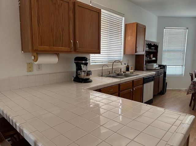 5718 E Burns Avenue, Fresno, CA 93727