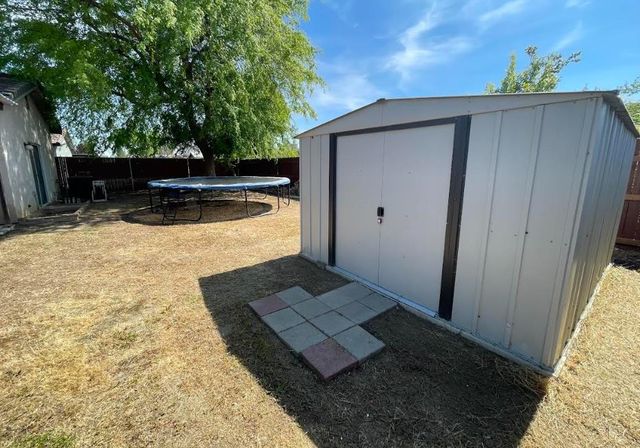 5718 E Burns Avenue, Fresno, CA 93727