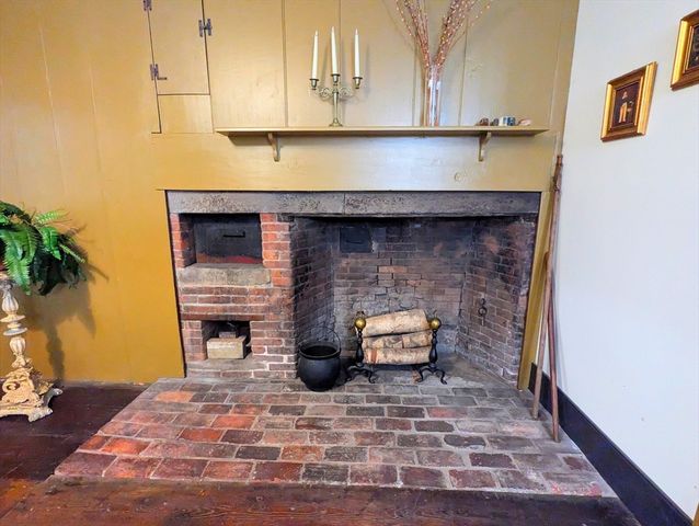 16 Parish Hill Rd, Granby, MA 01033