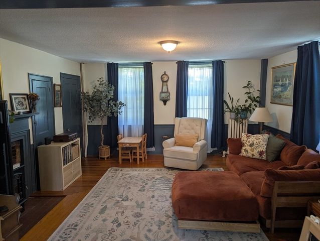 16 Parish Hill Rd, Granby, MA 01033