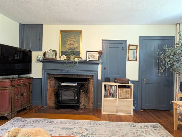 16 Parish Hill Rd, Granby, MA 01033