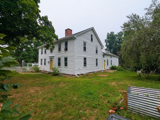 16 Parish Hill Rd, Granby, MA 01033