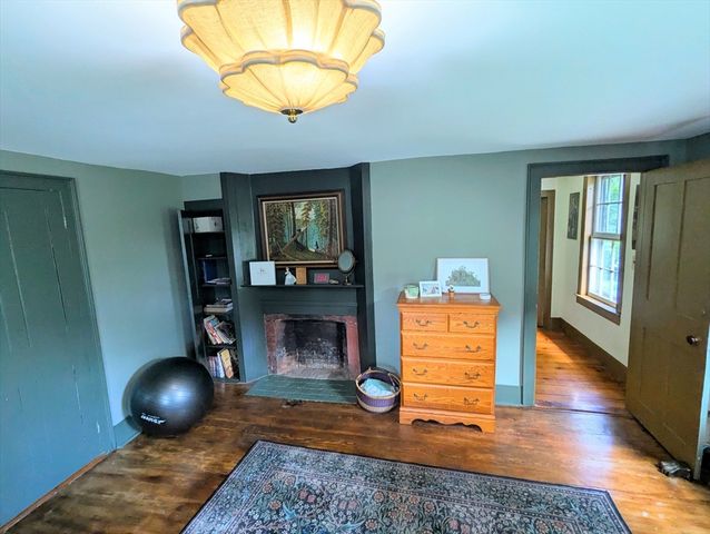16 Parish Hill Rd, Granby, MA 01033