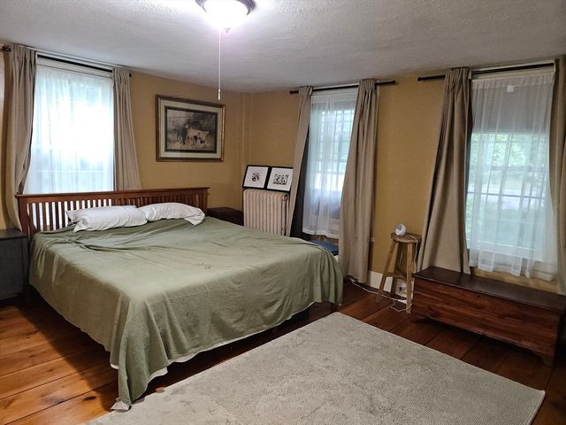 16 Parish Hill Rd, Granby, MA 01033