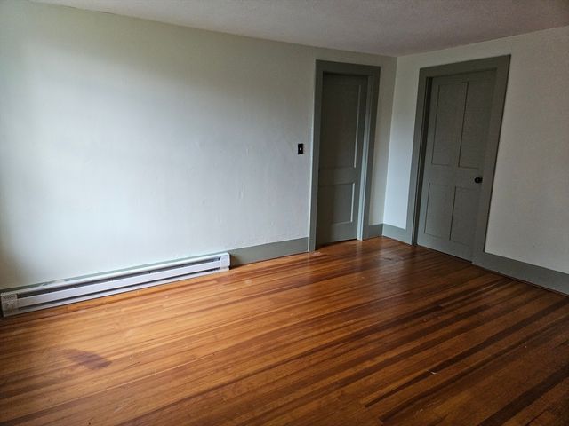 16 Parish Hill Rd, Granby, MA 01033