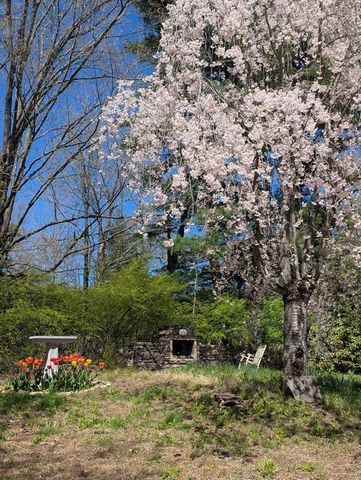 16 Parish Hill Rd, Granby, MA 01033