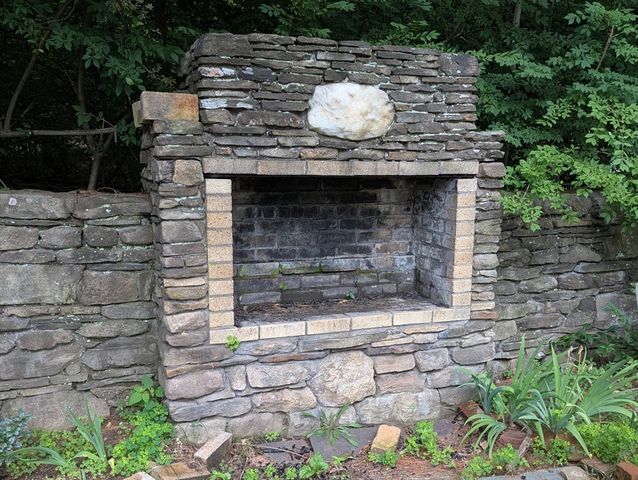 16 Parish Hill Rd, Granby, MA 01033