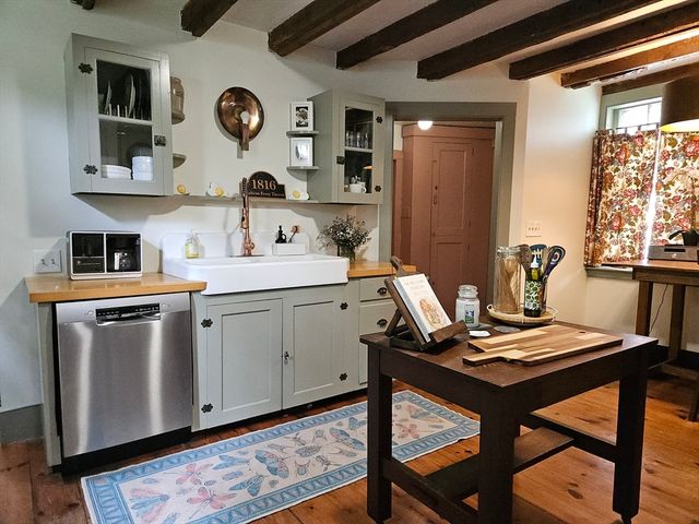 16 Parish Hill Rd, Granby, MA 01033