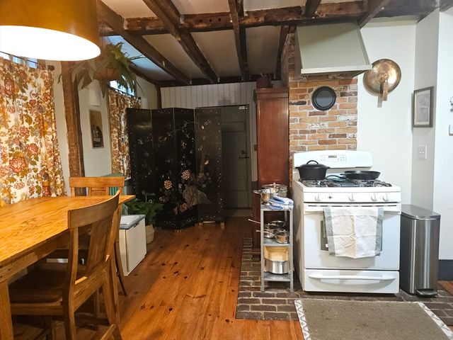 16 Parish Hill Rd, Granby, MA 01033