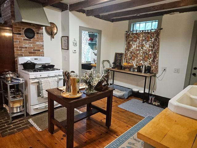 16 Parish Hill Rd, Granby, MA 01033
