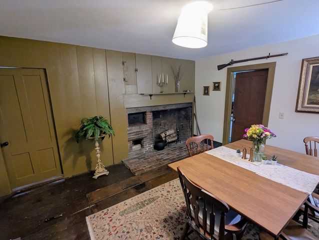 16 Parish Hill Rd, Granby, MA 01033
