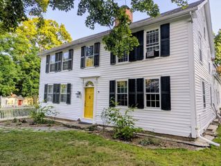 16 Parish Hill Rd, Granby, MA 01033