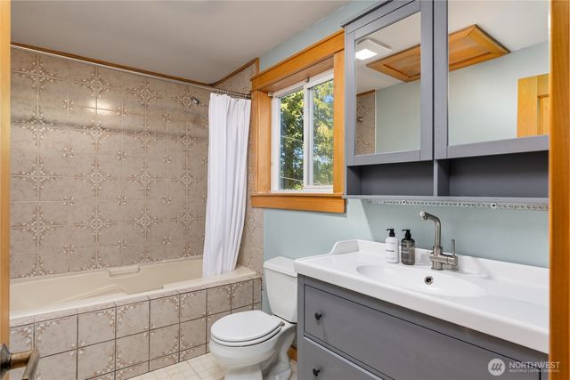 6420 NE Tara Lane, Bainbridge Island, WA 98110