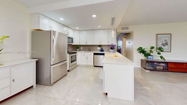 325 Wellington G G, West Palm Beach, FL 33417