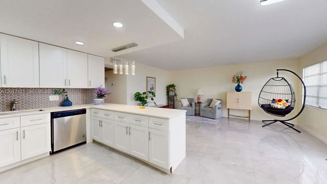 325 Wellington G G, West Palm Beach, FL 33417