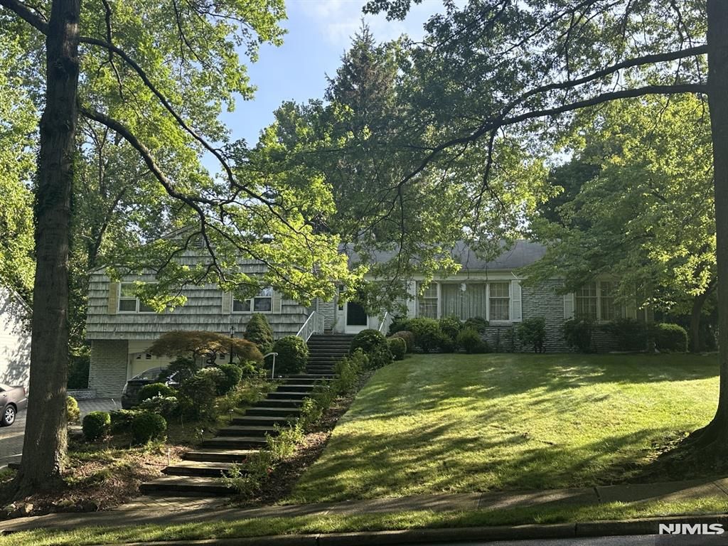 229 Allison Court, Englewood, NJ 07631