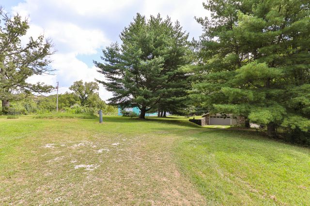 9079 E Division Street, Strafford, MO 65757