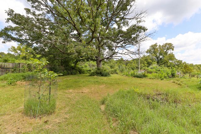 9079 E Division Street, Strafford, MO 65757